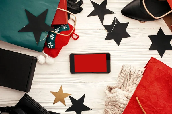 Vánoční Nakupování Sezónní Prodej Telefon Prázdnou Obrazovku Tašky Oblečení Boty — Stock fotografie
