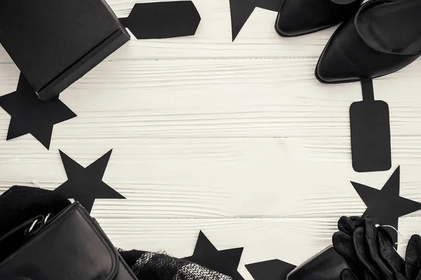 Zwarte Tas Met Luxe Geschenketui Zwarte Prijskaartjes Kleren Schoenen Witte — Stockfoto