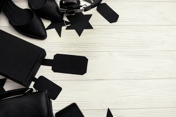 时尚的黑色星期五公寓 黑色包 礼品盒 价格标签 鞋子在白色背景平躺 文本的空间 圣诞购物和销售 广告理念 — 图库照片