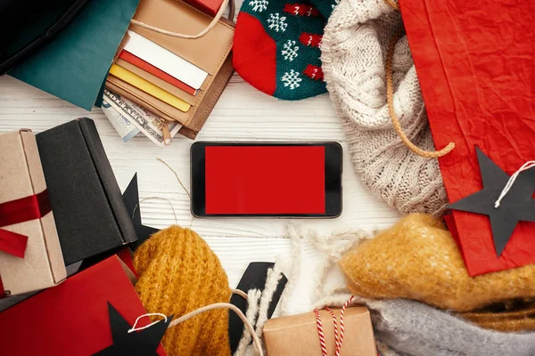 Telefon Prázdnou Obrazovku Kreditní Karty Peníze Peněženky Tašky Oblečení Dárkové — Stock fotografie