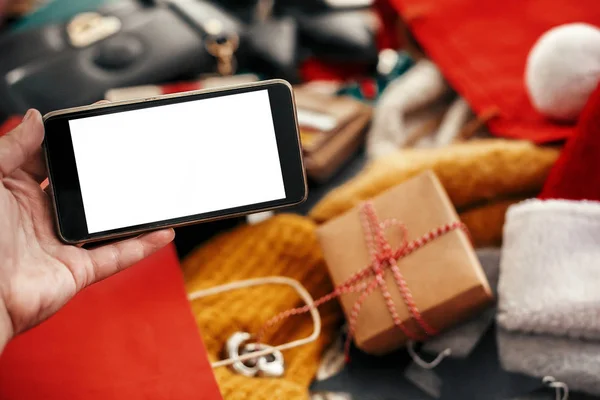 Vánoční Nákupy Prodej Ruce Drží Telefon Prázdnou Obrazovkou Pozadí Kreditní — Stock fotografie