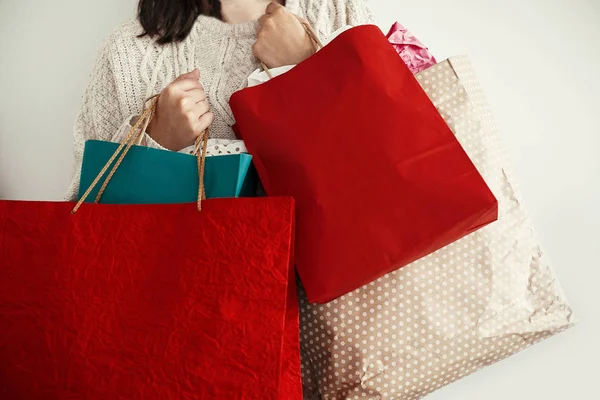 Compras Natal Venda Sazonal Menina Feliz Suéter Segurando Vermelho Verde — Fotografia de Stock