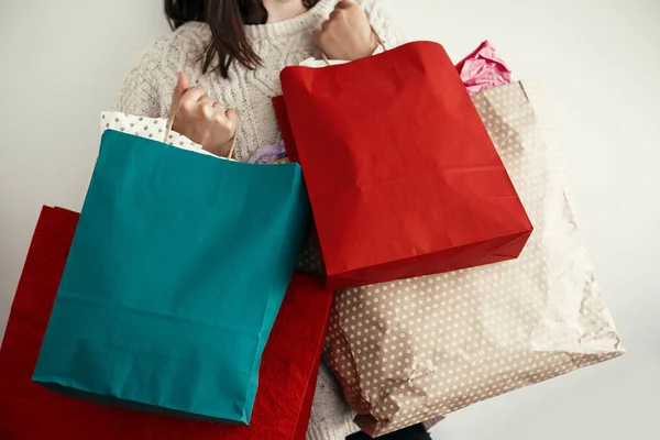 Compras Natal Venda Sazonal Menina Feliz Segurando Sacos Compras Coloridos — Fotografia de Stock