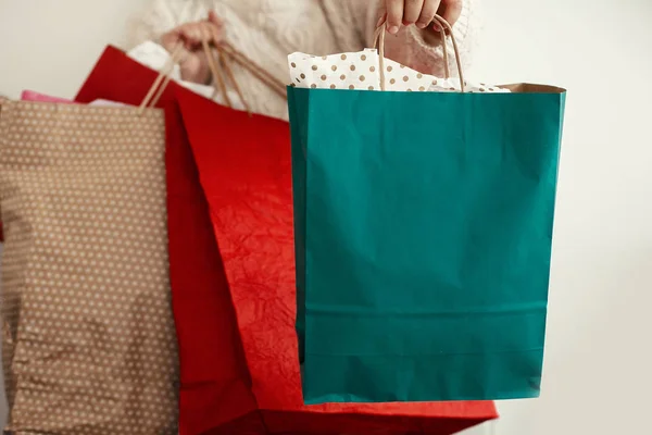 Compras Navidad Venta Temporada Chica Feliz Sosteniendo Bolsas Compras Colores — Foto de Stock