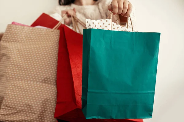 Compras Navidad Venta Temporada Chica Feliz Suéter Sosteniendo Bolsas Compras — Foto de Stock