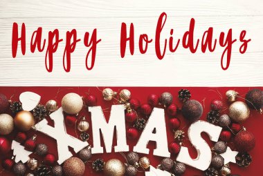 Xmas ahşap word kırmızı baubles ile mutlu tatil metinler ve süsler rustik beyaz zemin üzerine, düz yatıyordu. Dilekler kartı. Mutlu Noeller ve mutlu yeni yıl