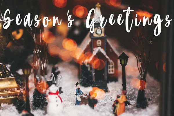 季節のご挨拶テキスト雪だるま ライト や子供のおもちゃ 木のミニチュアのクリスマス市 幸せな休日のカード メリー クリスマスと新年あけましておめでとうございます — ストック写真