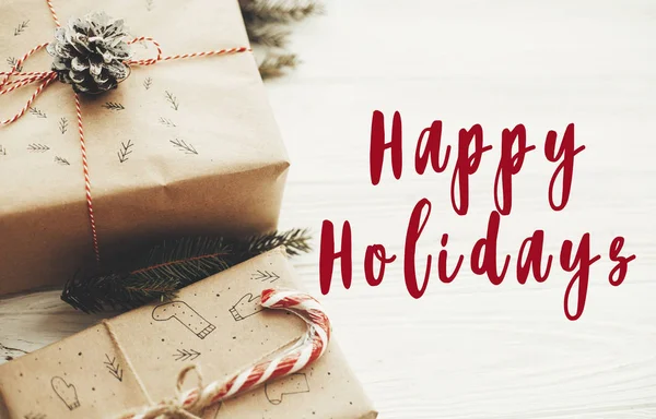 Frohe Feiertage Text Auf Weihnachten Stilvolle Geschenke Mit Roter Schleife — Stockfoto