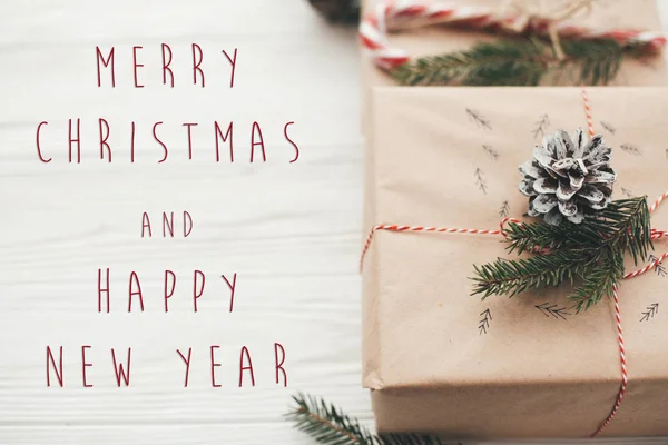 スタイリッシュなクリスマスのメリー クリスマスと新年あけましておめでとうございますのテキストは 赤いリボン キャンデー杖 松の枝 コーンを提示します 季節のグリーティング カード 楽しい休暇をお過ごしください — ストック写真