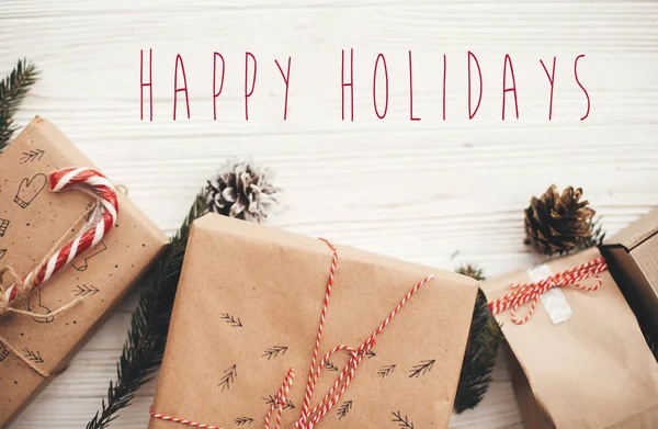 Frohe Feiertage Text Auf Weihnachten Stilvolle Geschenke Mit Roter Schleife — Stockfoto
