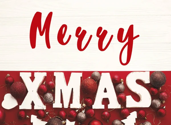 Frohe Weihnachten Text Auf Weihnachten Holzwort Mit Roten Kugeln Auf — Stockfoto