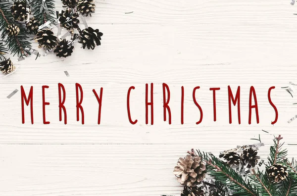 Vidám Karácsony Szöveg Modern Karácsonyi Lakás Feküdt Zöld Fenyő Ágak — Stock Fotó