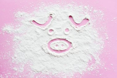 Domuz. Sevimli domuz üzerinde çizilmiş un yüz ya da pembe arka plan kar. Mutlu yeni yıl ve mutlu tatiller. Çin yeni yılı 2019 sembolü. Pembe domuzcuk yaratıcı komik surat. Düz yatıyordu