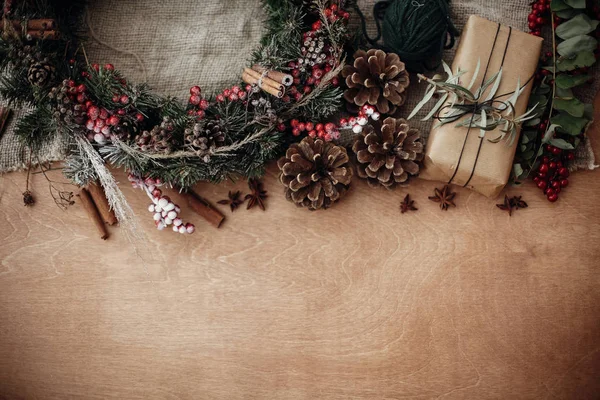 Feliz Conceito Natal Deitado Plano Atmosférico Caixa Presente Rústica Elegante — Fotografia de Stock