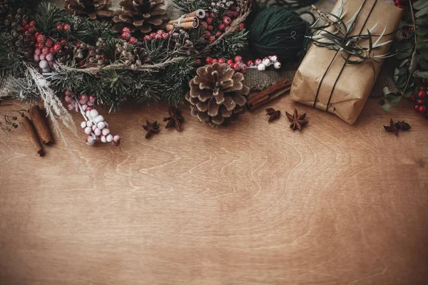 Elegante Caja Regalo Navidad Rústica Con Ramas Verdes Ramas Abeto — Foto de Stock