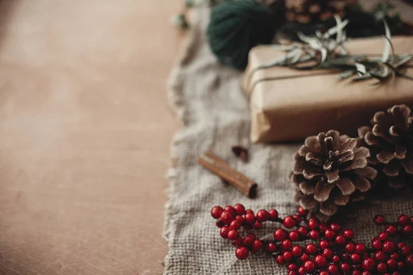 Feliz Conceito Natal Imagem Rústica Atmosférica Cones Pinheiro Bagas Vermelhas — Fotografia de Stock