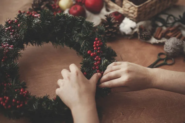 소박한 크리스마스 환입니다 전나무 지점과 소나무 밧줄가 소박한 배경에 워크숍에서 — 스톡 사진