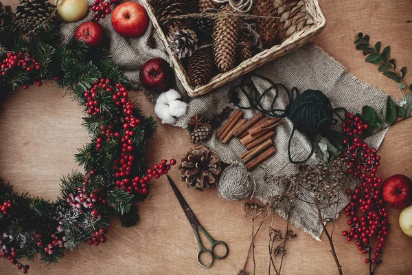 Corona Rústica Navidad Cama Plana Ramas Abeto Con Bayas Rojas — Foto de Stock