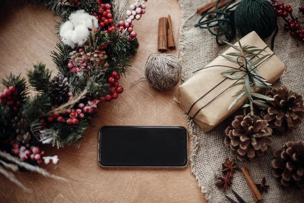 Telefon Prázdnou Obrazovku Rustikální Vánoční Věnec Plochý Ležela Dar Větve — Stock fotografie