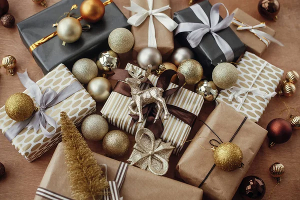 キラキラ トナカイ つまらないもの 素朴な木製の背景の装飾クリスマスのオシャレなギフト ボックス モダンな黒とゴールドを提示します 季節のご挨拶 楽しい休暇をお過ごしください メリークリスマス — ストック写真