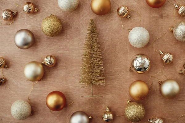 Natale Albero Glitter Dorato Lucide Bagattelle Palle Sfondo Rustico Posa — Foto Stock