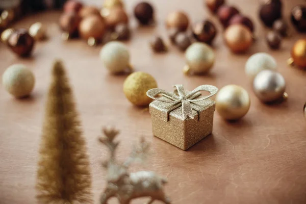 Рождественская Золотая Подарочная Коробка Фоне Блестящей Елки Оленя Блестящих Безделушек — стоковое фото
