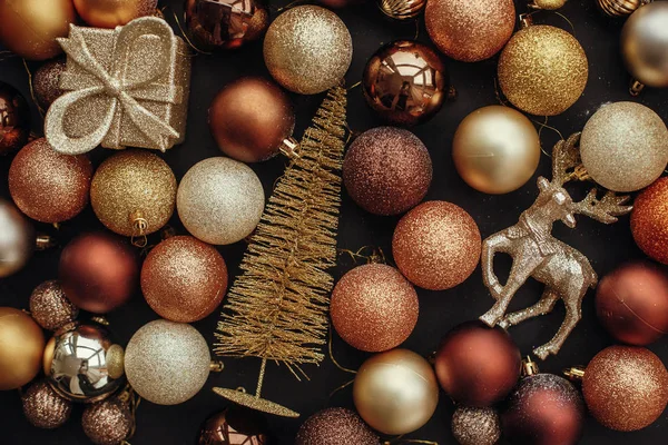 クリスマス ゴールド ギフト ボックス ツリー トナカイ キラキラつまらないスタイリッシュな黒の背景に 現代のクリスマス フラット レイアウト — ストック写真