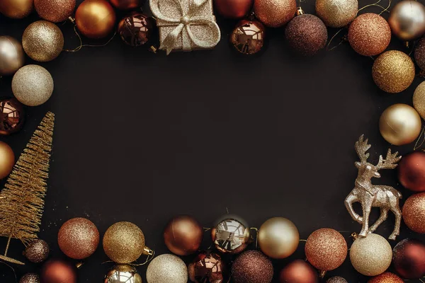 メリークリスマス スタイリッシュな黒い背景にギフト ボックス ツリー トナカイ キラキラつまらないのクリスマス ゴールド フレーム フラットのクリスマスは テキスト用のスペースに置きます — ストック写真