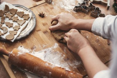 Rustik ahşap oklava, tanımlama bilgileri, metal kesiciler, Noel süsleri arka plan masaya gingerbread çerezleri için hamur yoğurma eller. Aile ile kurabiye yapma süreci