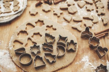 Noel zencefilli kurabiye yapma. Tarçın, anason, koniler, Noel süsleri ile rustik tabloda metal kesiciler ile hamur. Atmosferik şık görüntü, kış tatili