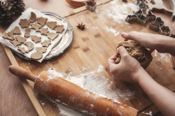Hände Kneten Teig Für Lebkuchen Auf Rustikalem Tisch Auf Dem — Stockfoto