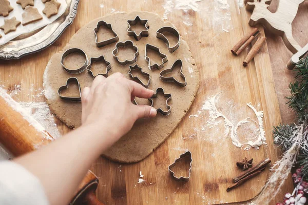 Hand Schneidet Lebkuchen Plätzchen Mann Auf Teig Auf Dem Hintergrund — Stockfoto