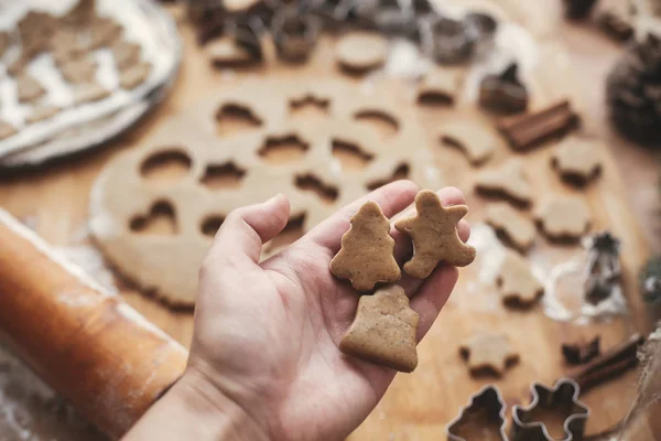 Hand Hält Rohe Lebkuchen Auf Hölzernem Nudelholz Plätzchen Metallausstecher Weihnachtsdekoration — Stockfoto