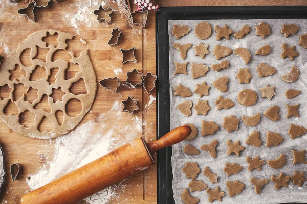 Lebkuchen Backen Lag Flach Rohe Plätzchen Auf Backblech Und Nudelholz — Stockfoto