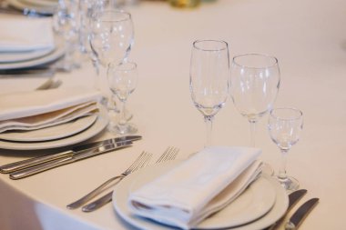 İki boş tabak, Gözlük, çatal bıçak takımı, düğün, beyaz peçete ile şık tablo. Yemek ve hizmet veren lüks. Noel ve yeni yıl Bayramı. Kutlamalar ve parti konsept.