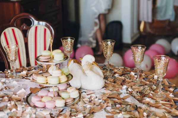 Läckra Macarons Vackra Vintage Stativ Och Champagneglas Bord Med Guld — Stockfoto