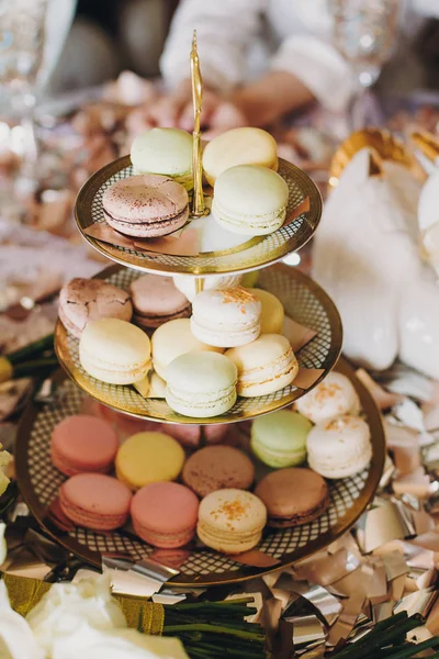 Läckra Färgglada Macarons Vackra Vintage Stå Med Guld Ornament Bord — Stockfoto