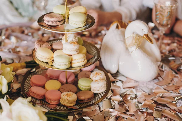 빈티지 스탠드와 색종이와 테이블에서 샴페인 Macarons 럭셔리 음식입니다 — 스톡 사진