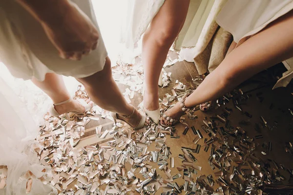 金と銀の紙吹雪 結婚式前に花嫁の私室朝党の上に立って スタイリッシュな白い靴のセクシーな女の子の足 編シャワー クリスマスと新年のお祝い — ストック写真