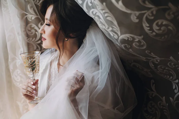 Krásná Stylová Bruneta Nevěsta Pózuje Roucho Pod Závojem Šampaňské Ráno — Stock fotografie