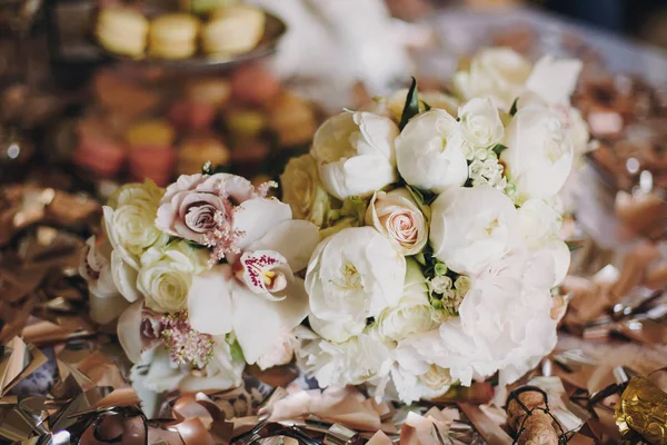 Стильні Весільні Букети Білими Трояндами Півонією Орхідеями Столі Золотими Конфетті — стокове фото