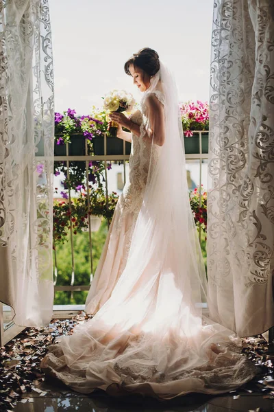 Hermosa Novia Vestido Increíble Con Ramo Boda Posando Balcón Flores —  Fotos de Stock