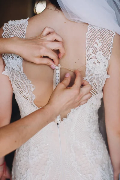 Damigelle Che Aiutano Sposa Vestirsi Mattino Mani Pulsanti Abito Incredibile — Foto Stock