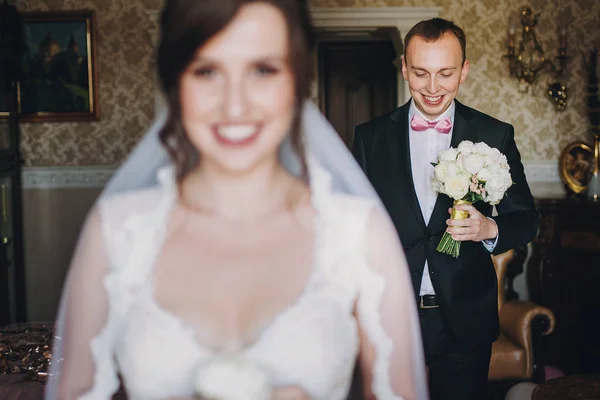 Eleganta Brudgummen Med Bröllop Bukett Promenader Till Hans Underbara Brud — Stockfoto