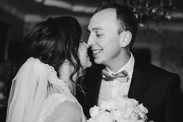 Splendida Sposa Abito Incredibile Baciare Elegante Sposo Camera Mattino Bella — Foto Stock
