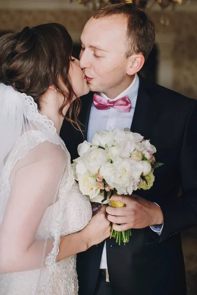 Linda Noiva Vestido Incrível Beijando Noivo Elegante Quarto Pela Manhã — Fotografia de Stock