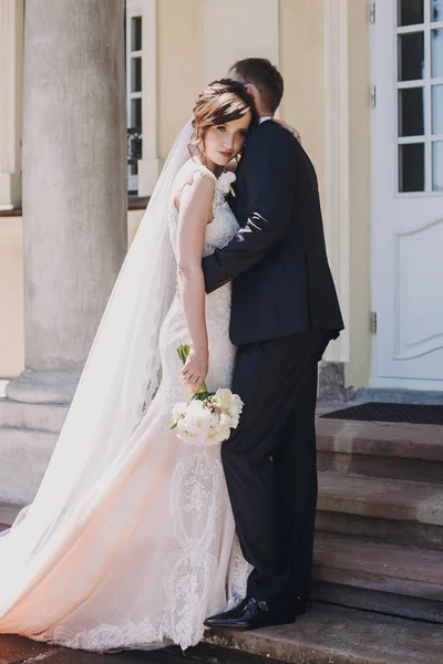 Wunderschöne Braut Erstaunlichem Kleid Und Stilvollen Bräutigam Küsst Und Umarmt — Stockfoto