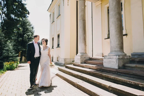 Wunderschöne Braut Erstaunlichem Kleid Und Stilvollen Bräutigam Fuß Und Lächelnd — Stockfoto