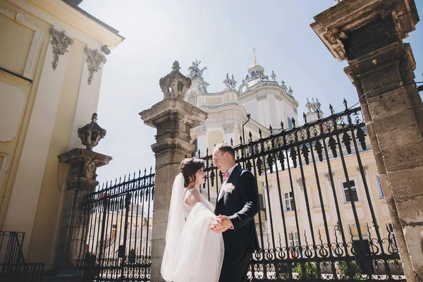 Wunderschöne Braut Atemberaubendem Kleid Und Stilvolle Bräutigam Tanzen Und Umarmen — Stockfoto