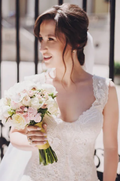 Hermosa Novia Vestido Increíble Celebración Ramo Bodas Posando Calle Soleada —  Fotos de Stock